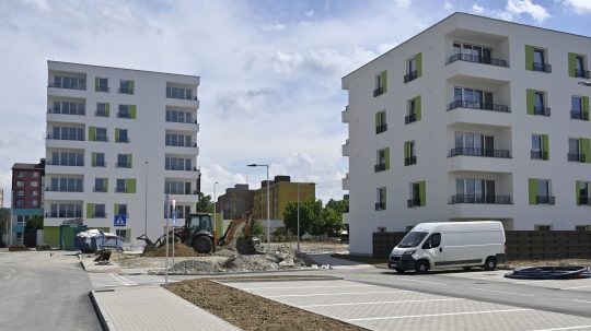 Na snímke výstavba troch bytových domov so 70 nájomnými bytmi bežného štandardu v meste Vranov nad Topľou.