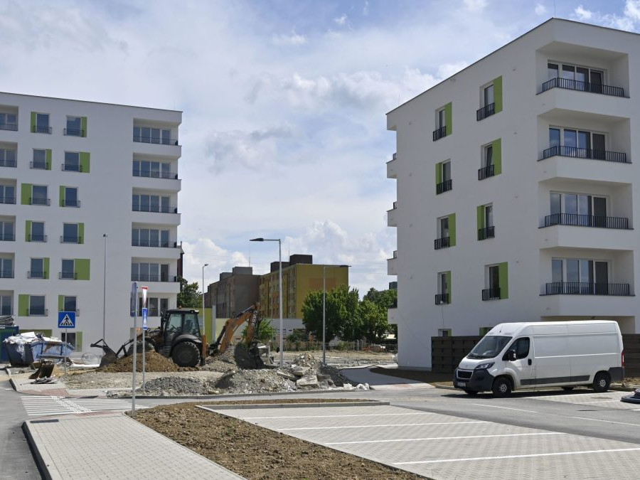 Na snímke výstavba troch bytových domov so 70 nájomnými bytmi bežného štandardu v meste Vranov nad Topľou.