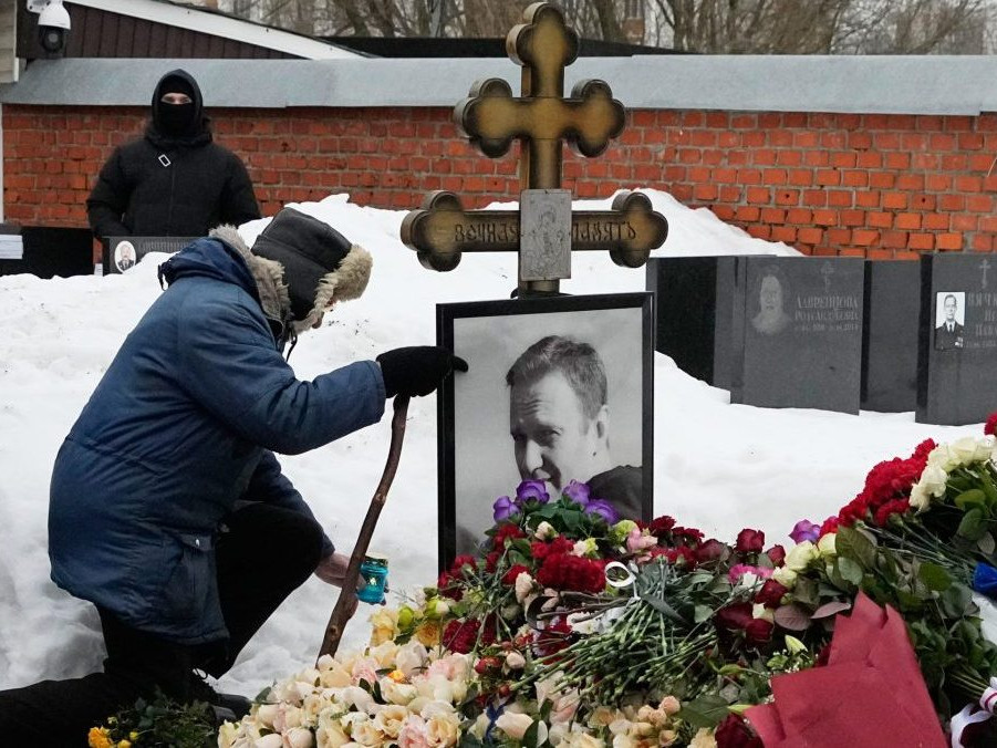 Na snímke muž pri hrobe Alexeja Navaľného.