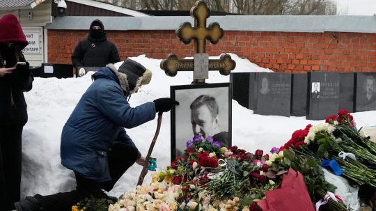 Na snímke muž pri hrobe Alexeja Navaľného.