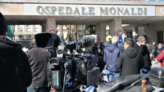 Ľudia pred nemocnicou v Neapole.