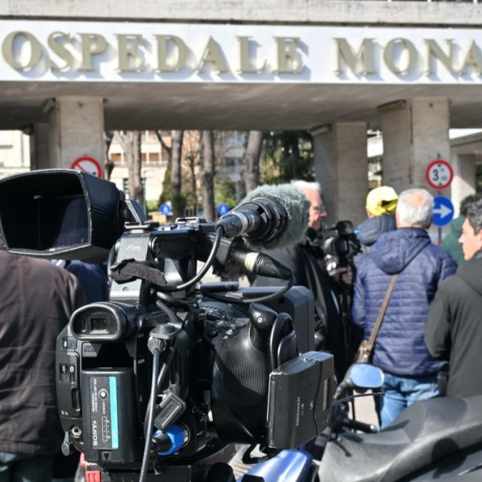 Ľudia pred nemocnicou v Neapole.