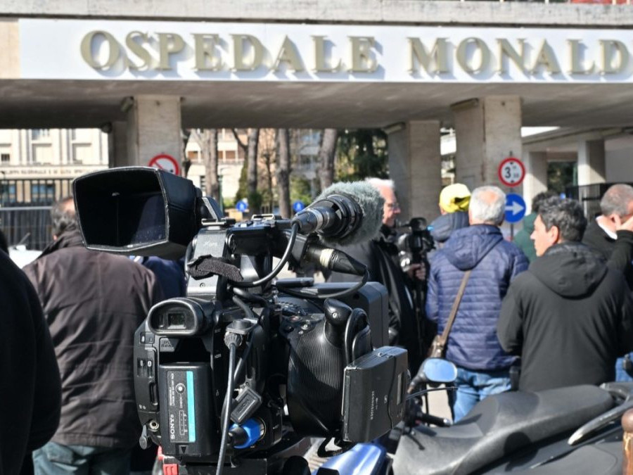 Ľudia pred nemocnicou v Neapole.