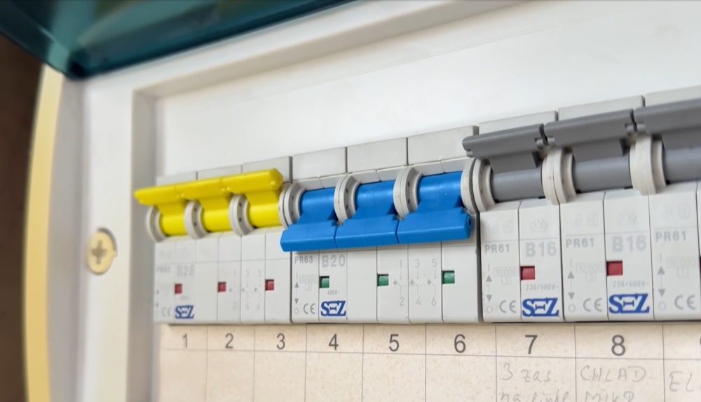 Najnovšie to zlodeji skúšajú aj cez vypnuté ističe.