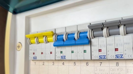 Najnovšie to zlodeji skúšajú aj cez vypnuté ističe.