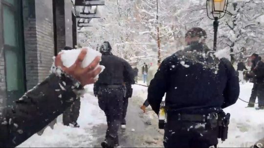 Na snímke guľovačka v New Yorku.