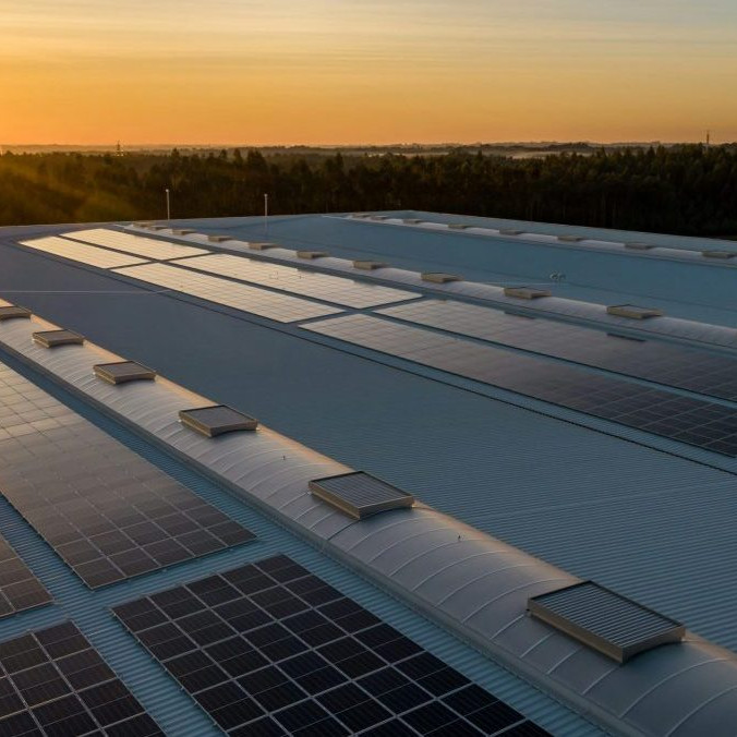 Na snímke je fotovoltaika, v pozadí slnko.