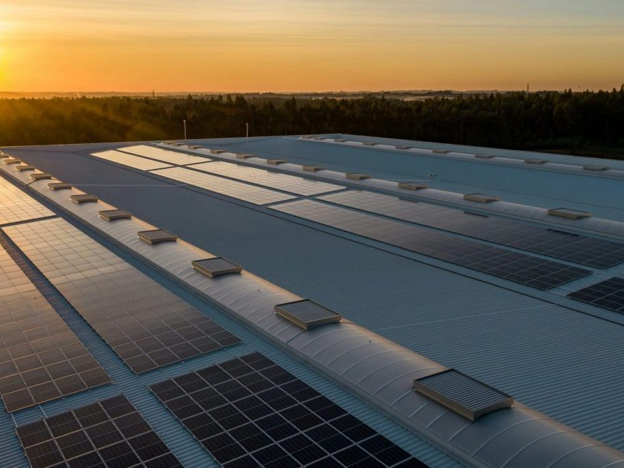 Na snímke je fotovoltaika, v pozadí slnko.