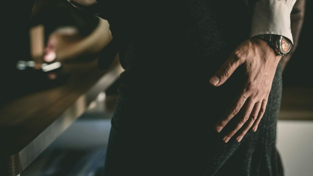 Na ilustračnej snímke mužská ruka na ženskom pozadí.