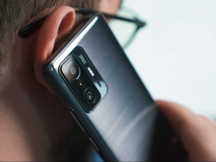 Ilustračná snímka telefonovania.