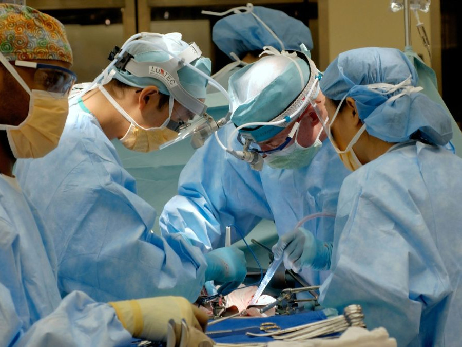 Na sníme sú lekári, ktorí operujú v operačnej sále.