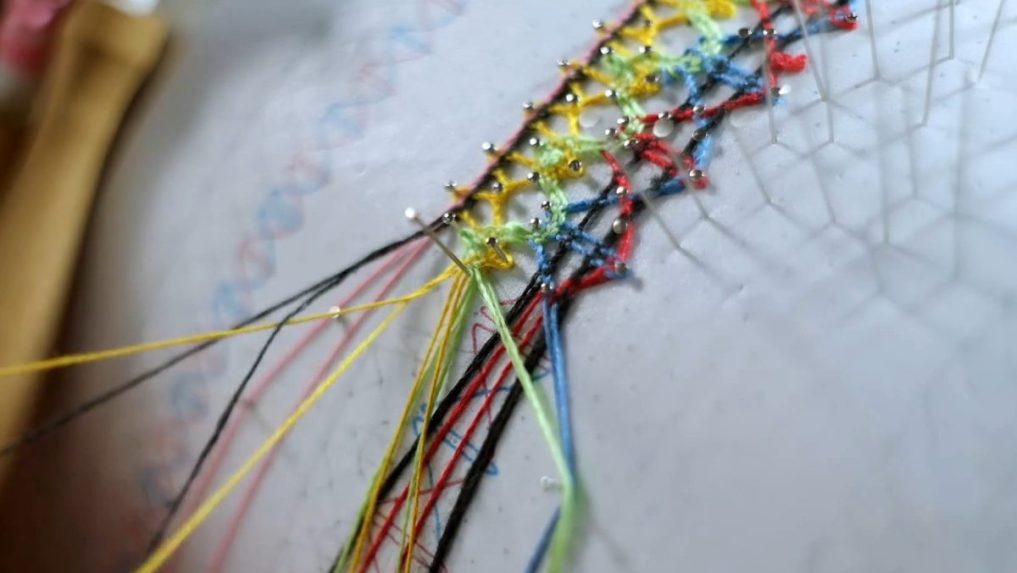 Na sn&iacute;mke paličkovan&aacute; čipky pani Ivety.