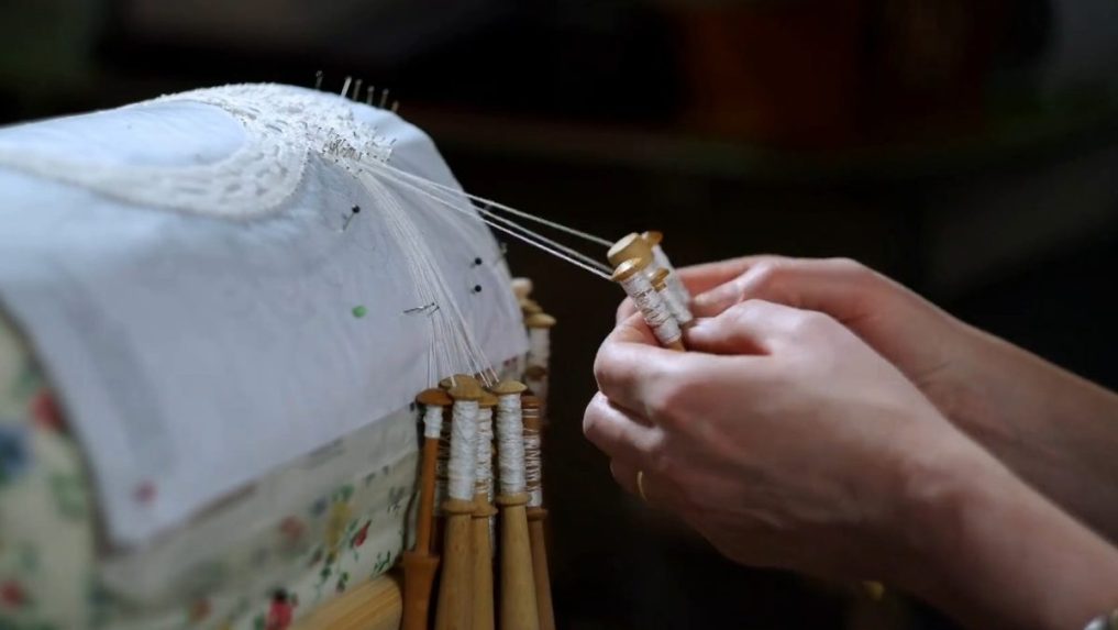 Na snímke výroba paličkovanej čipky.