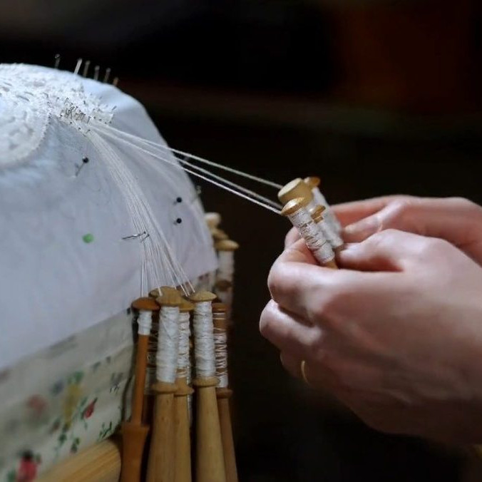 Na snímke výroba paličkovanej čipky.