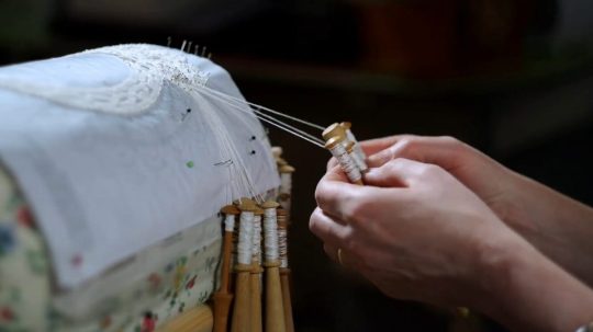 Na snímke výroba paličkovanej čipky.