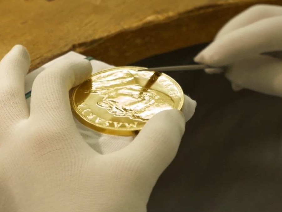 Na ilustračnej snímke vo výrobe pamätná minca.