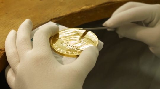 Na ilustračnej snímke vo výrobe pamätná minca.