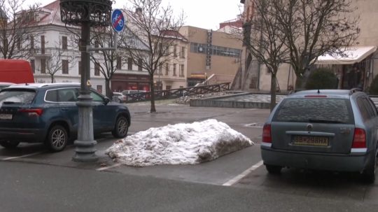 kopa snehu na parkovacích miestach