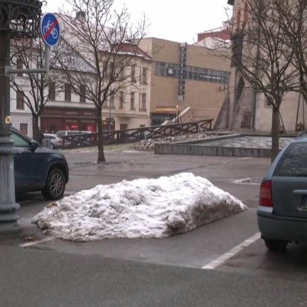 kopa snehu na parkovacích miestach