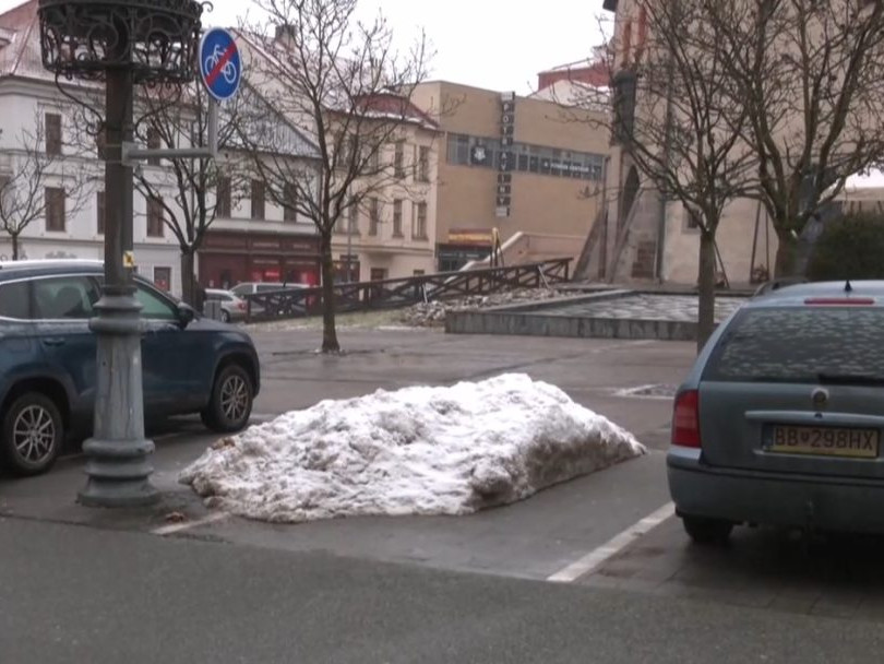 kopa snehu na parkovacích miestach