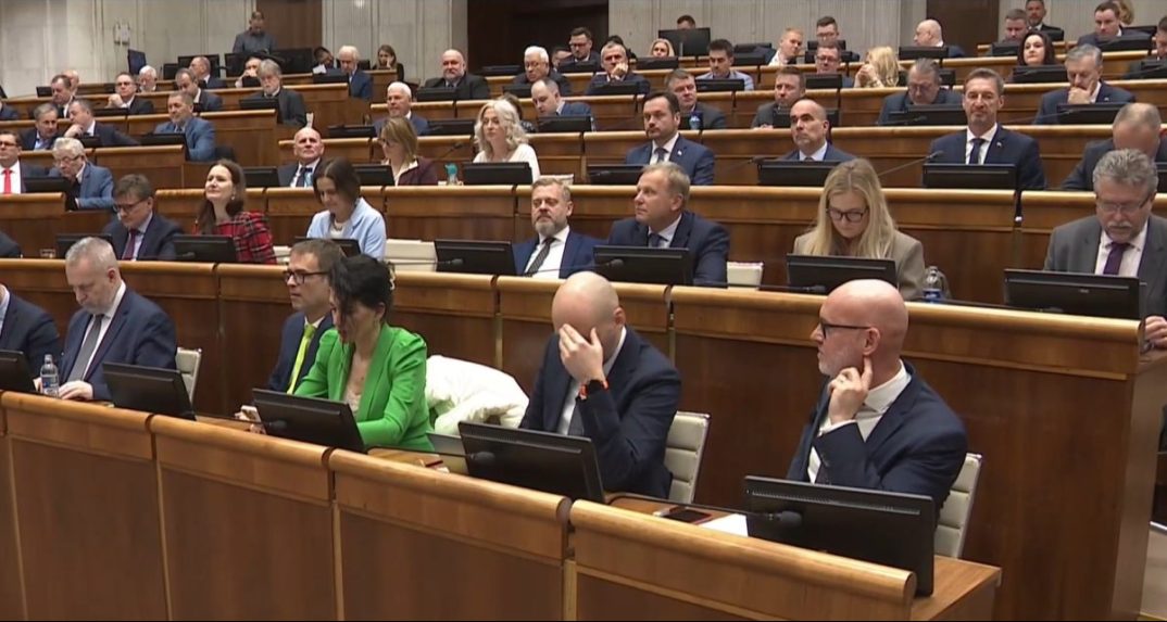 Na ilustračnej snímke poslanci v parlamente.