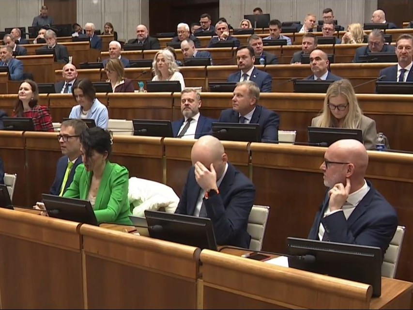 Na ilustračnej snímke poslanci v parlamente.