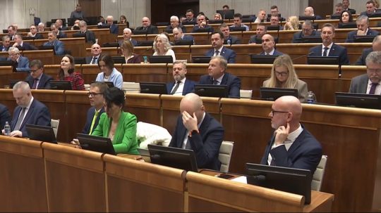 Na ilustračnej snímke poslanci v parlamente.