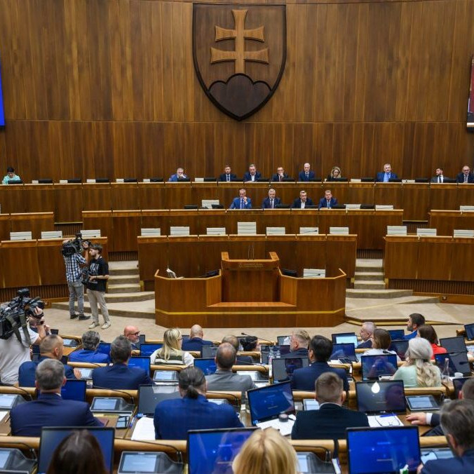 Na ilustračnej snímke slovenskí poslanci v parlamente.