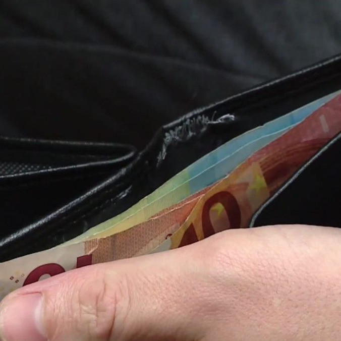 Na ilustračnej snímke peňaženka s bankovkami.