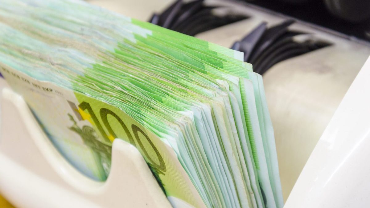 Poslanci schv&aacute;lili z&aacute;kon o bank&aacute;ch s viacer&yacute;mi nes&uacute;visiacimi pr&iacute;lepkami, opoz&iacute;cia postup kritizuje