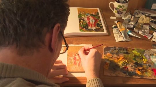 Na snímke Peter Pleva pri tvorbe miniatúr.