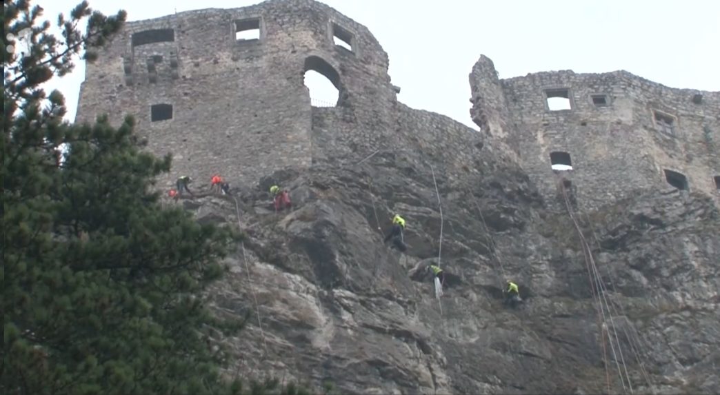 Podľa záverečnej správy je pád úlomkov z hradného brala možný hocikedy.
