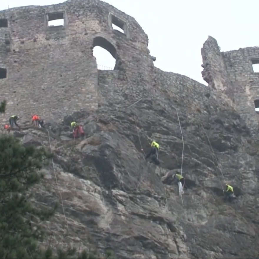 Podľa záverečnej správy je pád úlomkov z hradného brala možný hocikedy.