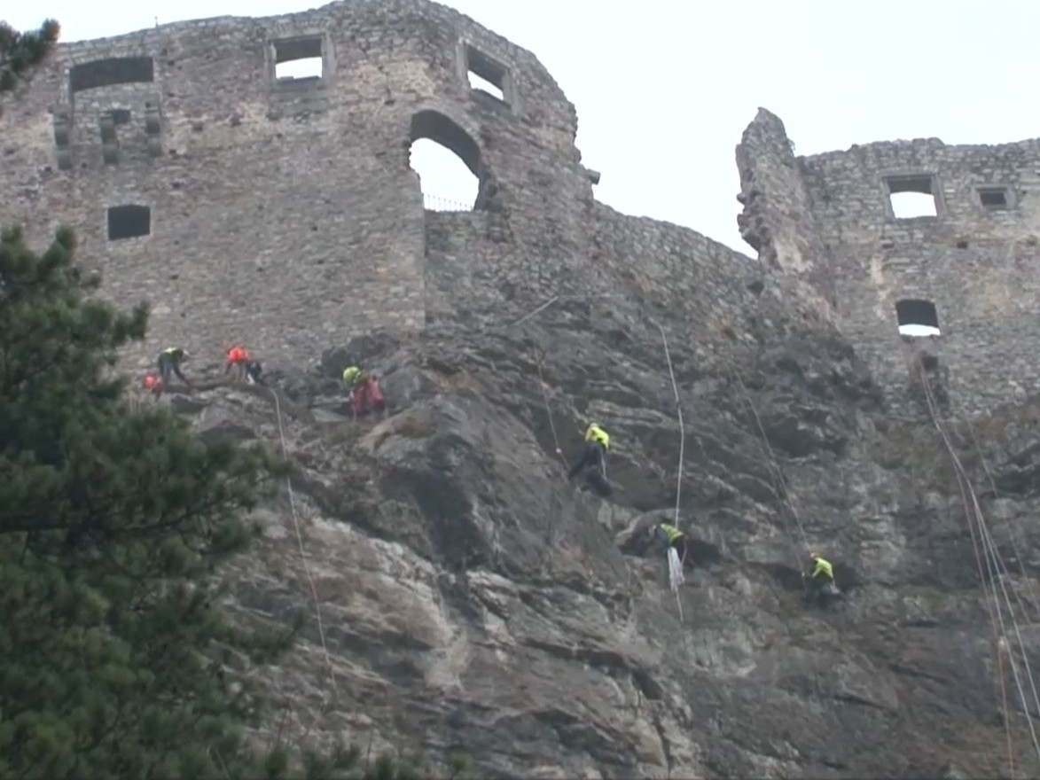 Podľa záverečnej správy je pád úlomkov z hradného brala možný hocikedy.