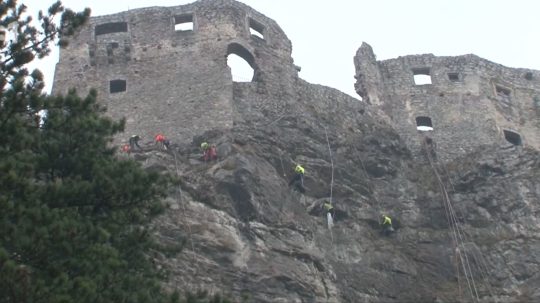 Podľa záverečnej správy je pád úlomkov z hradného brala možný hocikedy.