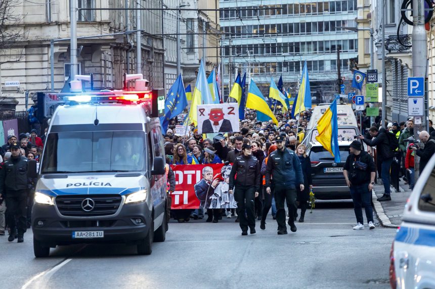 Na snímke pochod, ktorý sprevádza polícia.