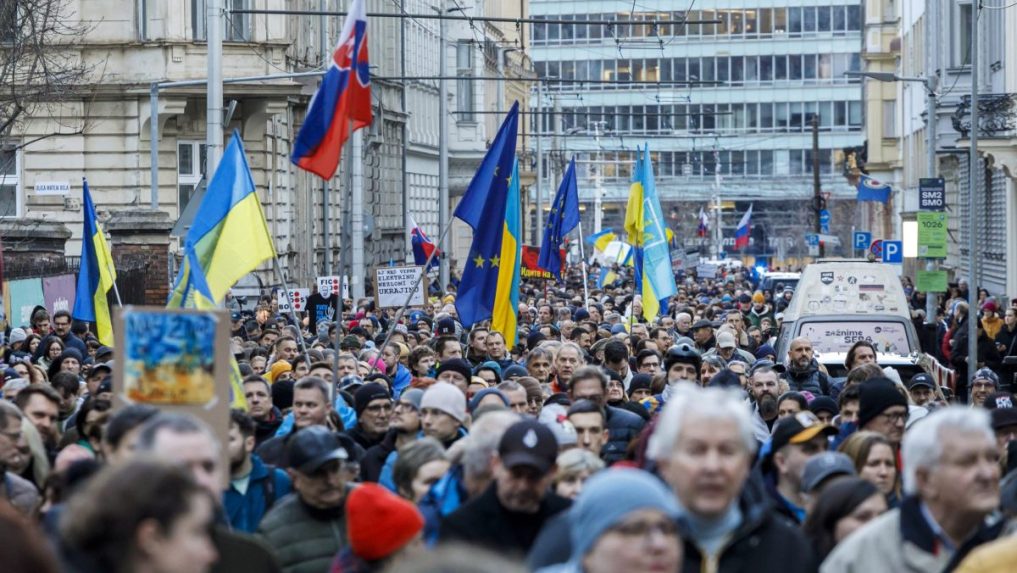 Na snímke pochod so slovenskými a ukrajinskými fotkami.