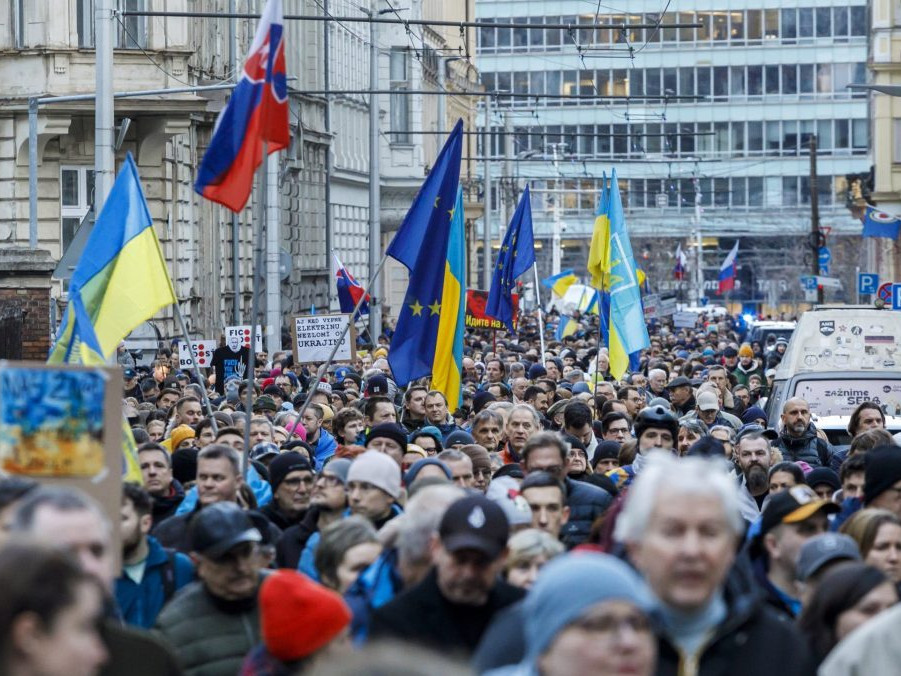 Na snímke pochod so slovenskými a ukrajinskými fotkami.