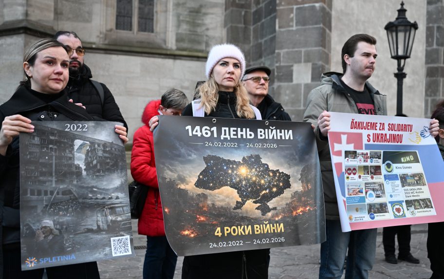 Na snímke účastníci pochodu s plagátom: 1461 deň vojny, štyri roky vojny.