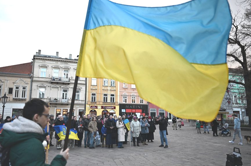 Na sn&Atilde;&Acirc;&shy;mke &Atilde;&Acirc;&ordm;&Atilde;&Acirc;astn&Atilde;&Acirc;&shy;k nesie ukrajinsk&Atilde;&Acirc;&ordm; vlajku.