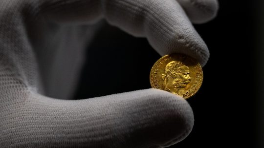 Na snímke zlatá minca.