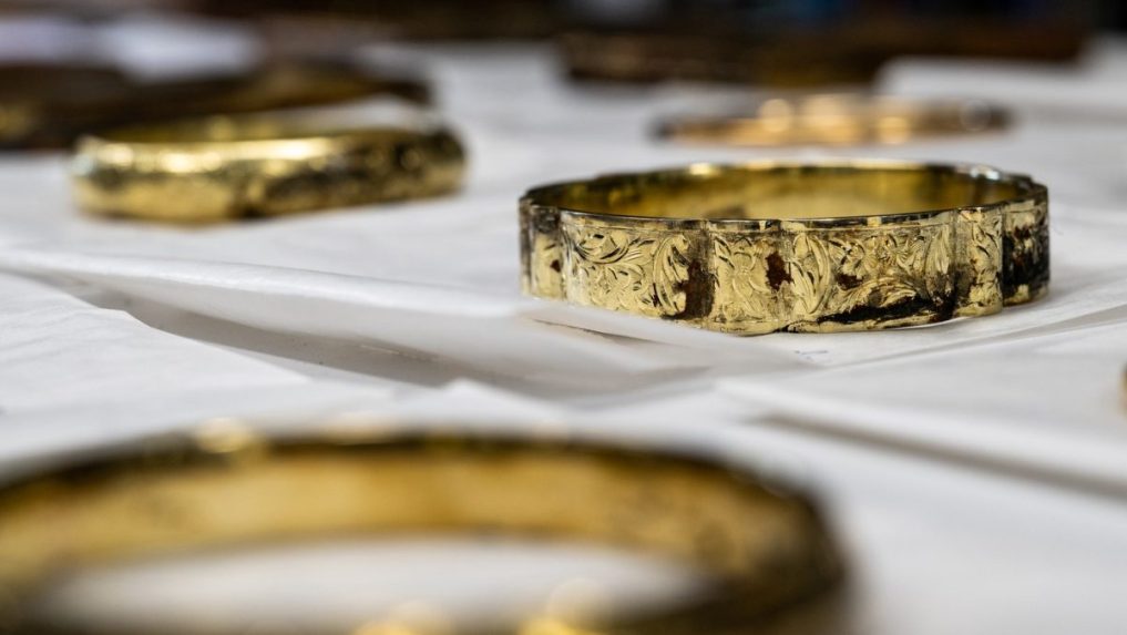 Mince, šperky aj tabatierky: Dvaja českí turisti našli počas prechádzky vzácny zlatý poklad