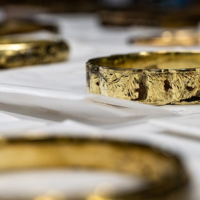 Mince, šperky aj tabatierky: Dvaja českí turisti našli počas prechádzky vzácny zlatý poklad