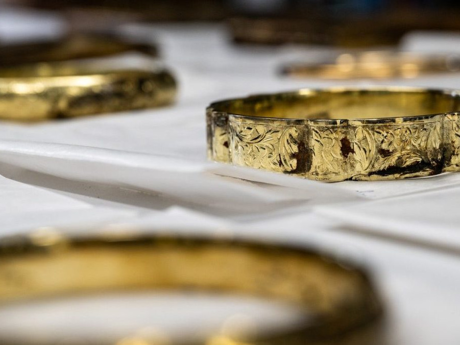 Mince, šperky aj tabatierky: Dvaja českí turisti našli počas prechádzky vzácny zlatý poklad