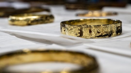 Mince, šperky aj tabatierky: Dvaja českí turisti našli počas prechádzky vzácny zlatý poklad