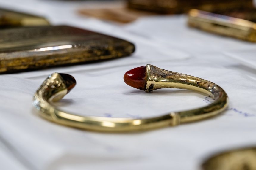 Na snímke zlatý šperk.