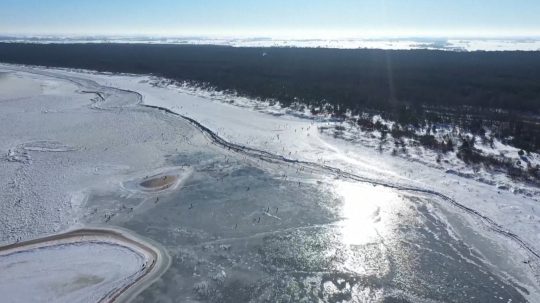 Na snímke zamrznuté Baltské more.