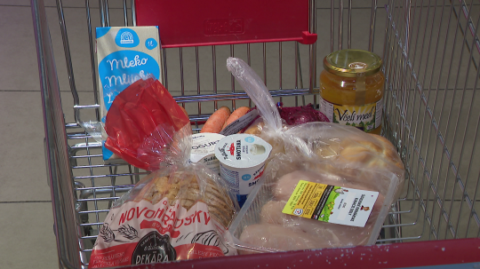 Na snímke sú potraviny v nákupnom vozíku.