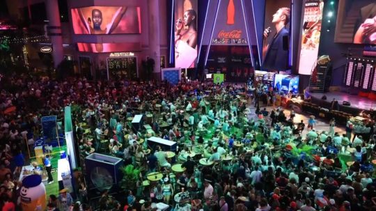 Na snímke Portoričania sledujú šou Bad Bunnyho.