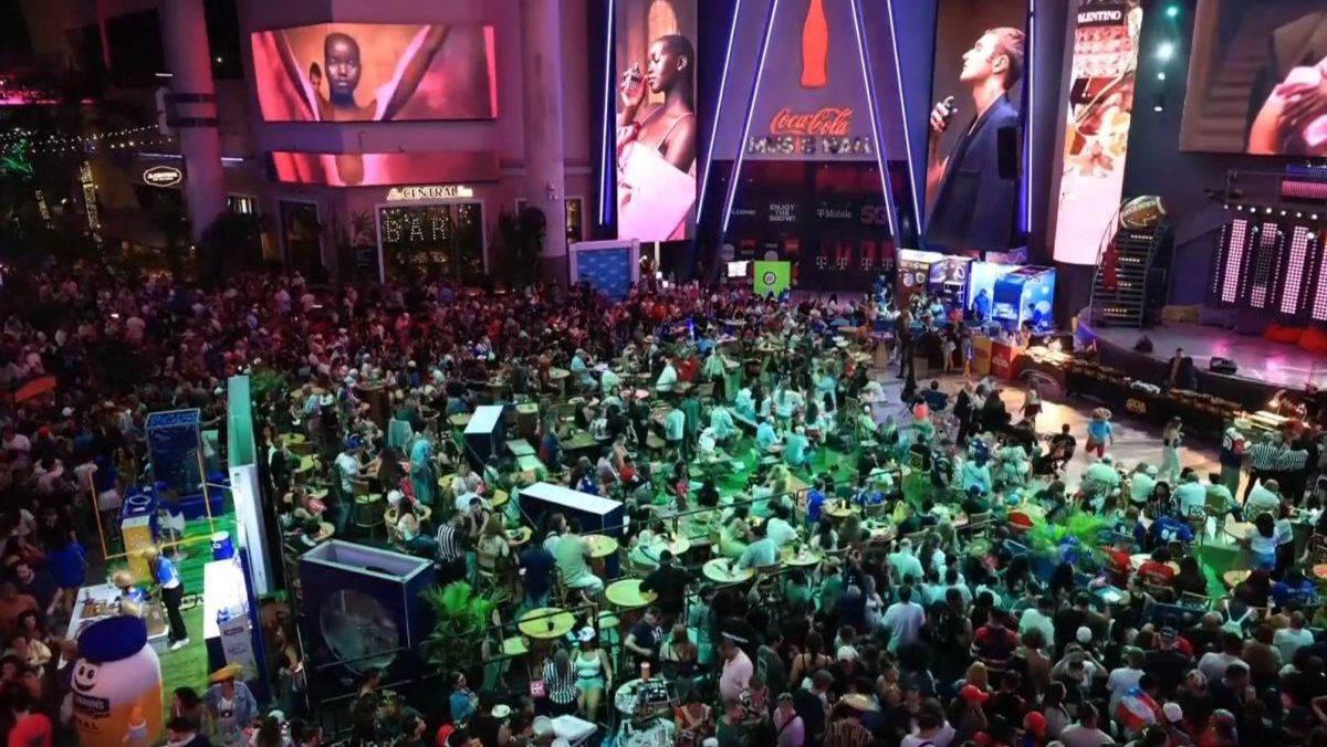 VIDEO: Bad Bunny spojil Portoriko, jeho &scaron;ou z veľkej obrazovky sledovali aj fan&uacute;&scaron;ikovia v hlavnom meste